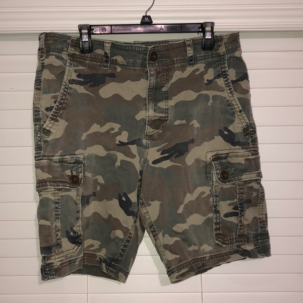 American Eagle Camo Cargo Short (Small Tear)